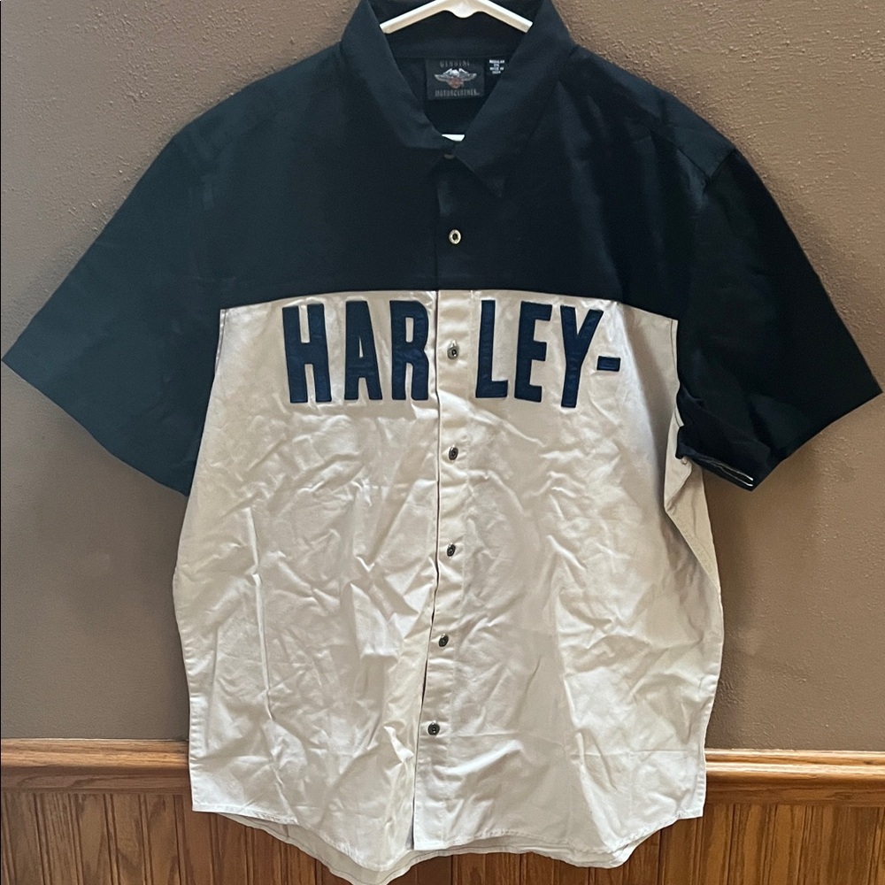 Harley-Davidson Two-Tone Black and White Shirt with Blue Lettering on front/back